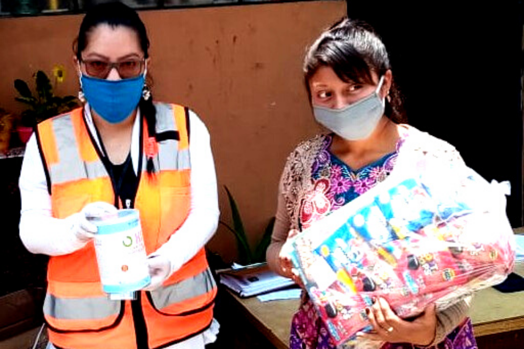 En el CEIPA se entregaron kits de cereales y botes de leche de soya a madres.