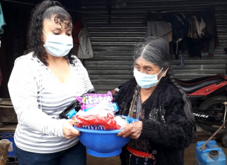 Adultos mayores reciben alimentos.