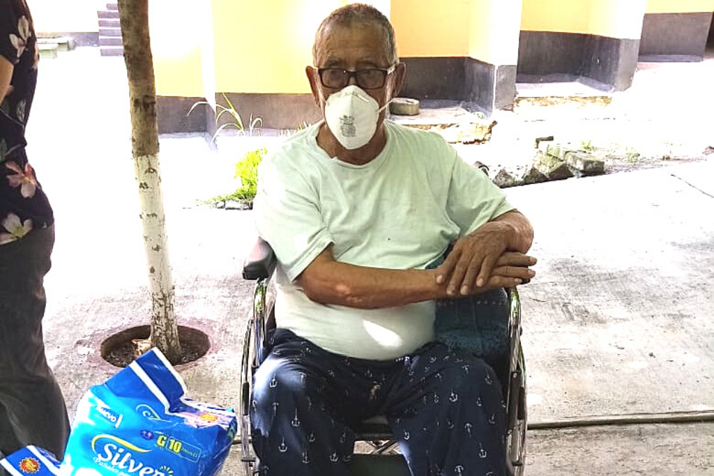Sillas de ruedas, pañales y otros insumos recibieron los adultos mayores del hogar en Jutiapa.