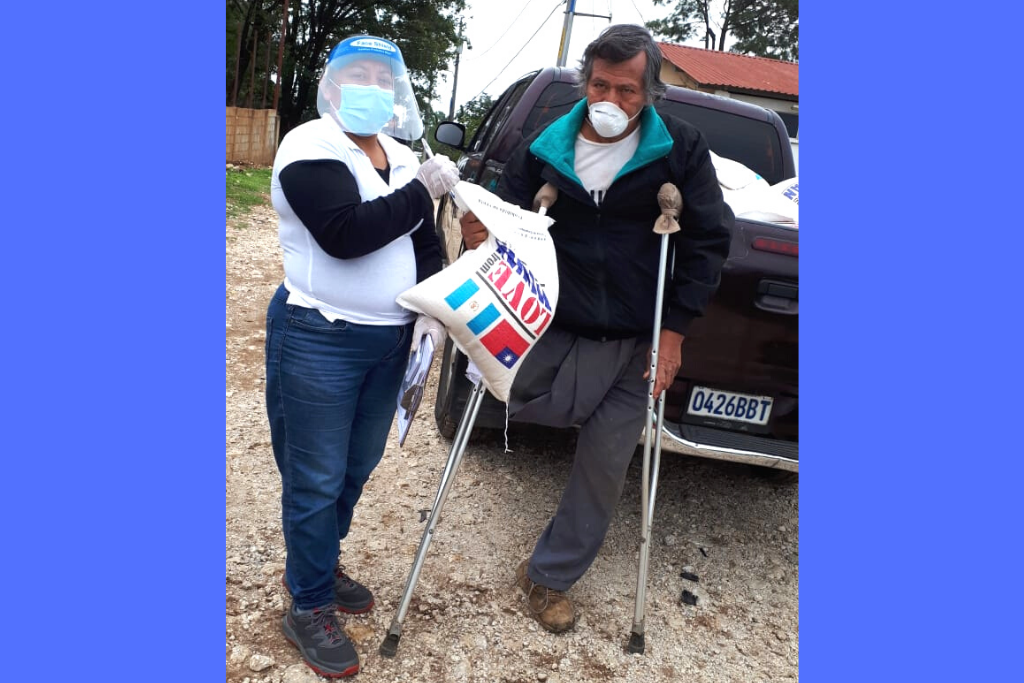 90 sacos de arroz blanco se entregaron a familias en Ciudad Quetzal.