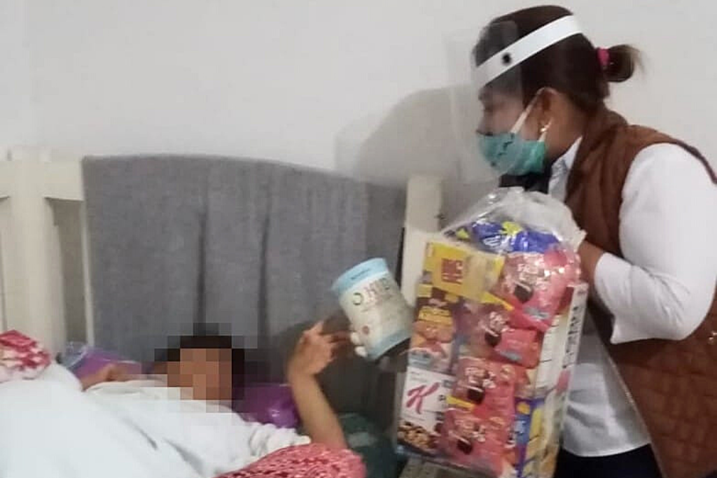 Niños que atiende el Hogar Hermano Pedro en Xela fueron beneficiados con alimentos, cereales y fórmula.