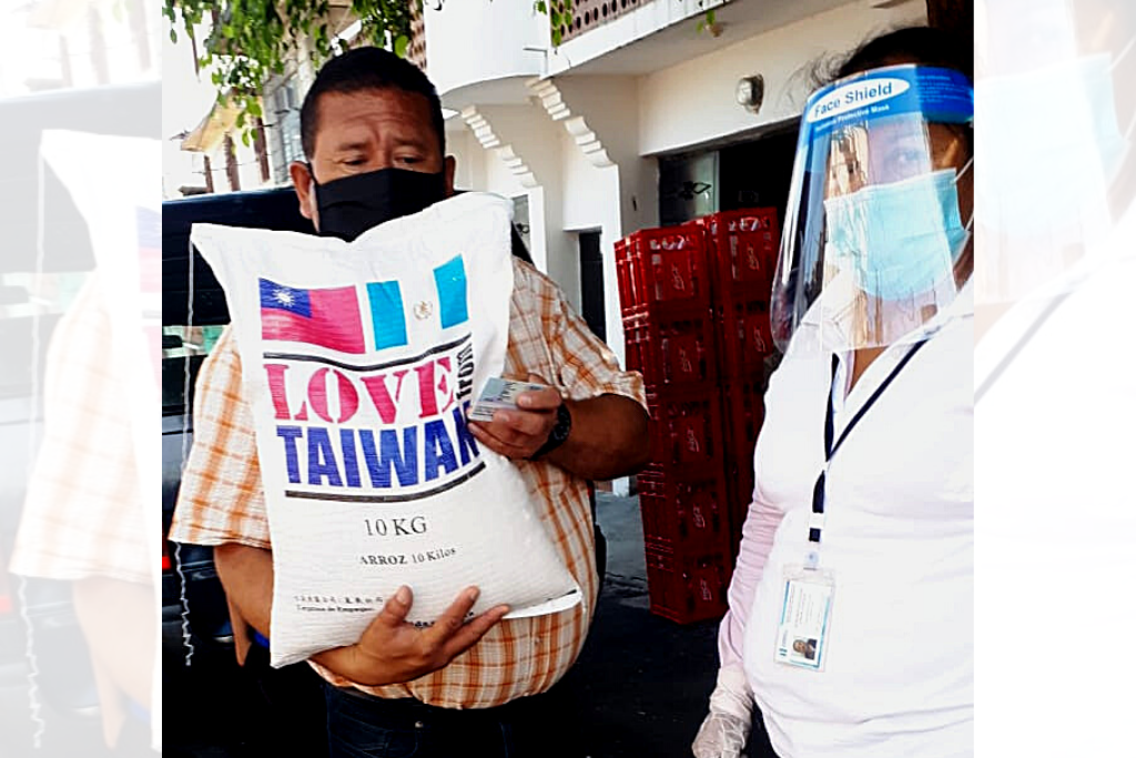 Vecinos de la zona 3 capitalina recibieron sacos de arroz.