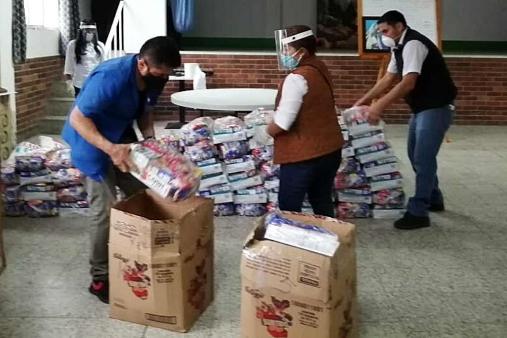 Niños que atiende el Hogar Hermano Pedro en Xela fueron beneficiados con alimentos, cereales y fórmula.