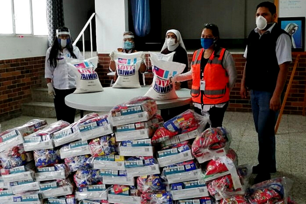 Niños que atiende el Hogar Hermano Pedro en Xela fueron beneficiados con alimentos, cereales y fórmula.