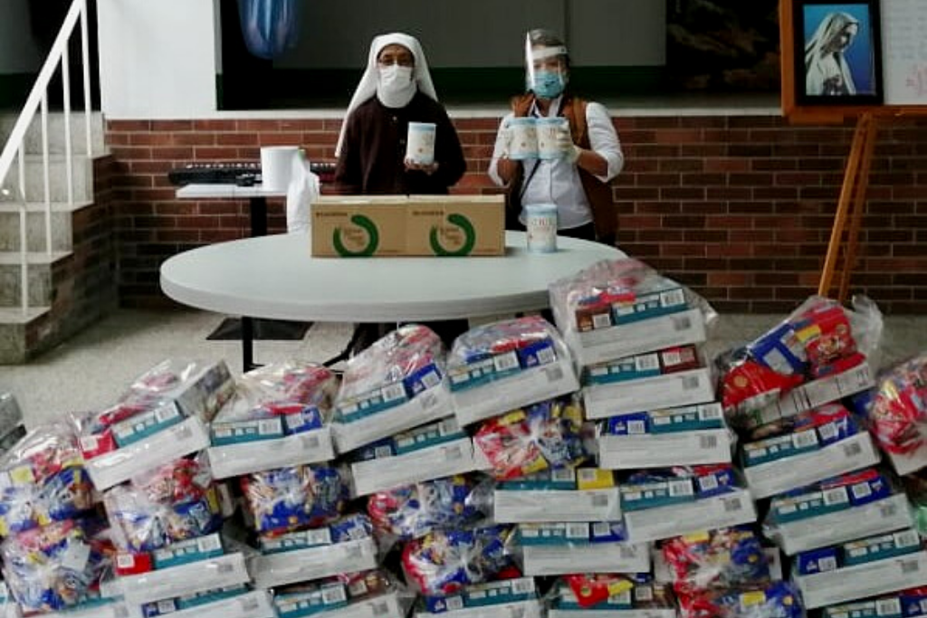 Niños que atiende el Hogar Hermano Pedro en Xela fueron beneficiados con alimentos, cereales y fórmula.