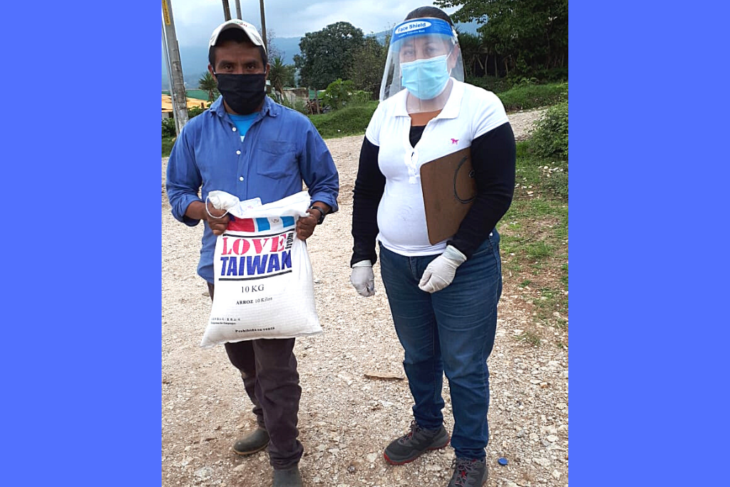 90 sacos de arroz blanco se entregaron a familias en Ciudad Quetzal.