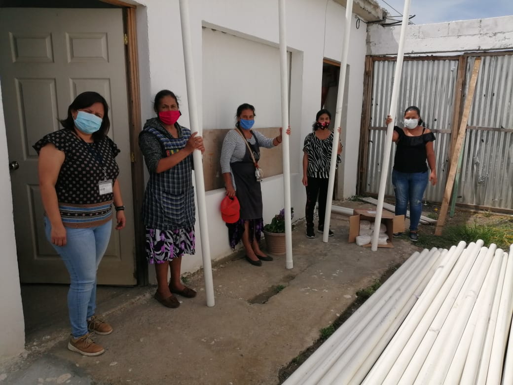 Mujeres de la unidad productiva COFUDE de Parramos, Chimaltenango, recibieron insumos para la elaboración de jabón para lavar ropa. Fueron 15 beneficiarias. Los insumos consisten en 1 tubo de pvc y soda cáustica.  Este aporte beneficia a las mujeres para la elaboración de productos de limpieza tanto para uso en el hogar como para comercializar.