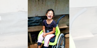 Una niña recibió una silla de ruedas especial donada por Israel a través de la SOSEP.
