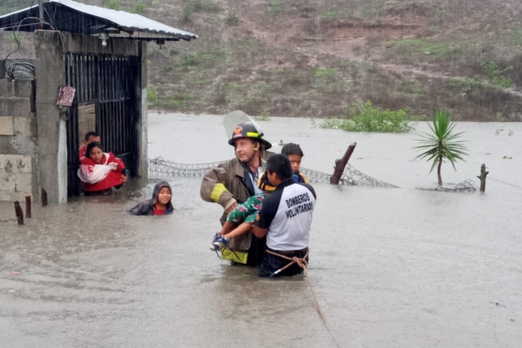 Bomberos rescatan a familias de las comunidades El Sitio, Vista Hermosa, Alcázar y la Quebrada Cola de Pato, Jalapa.