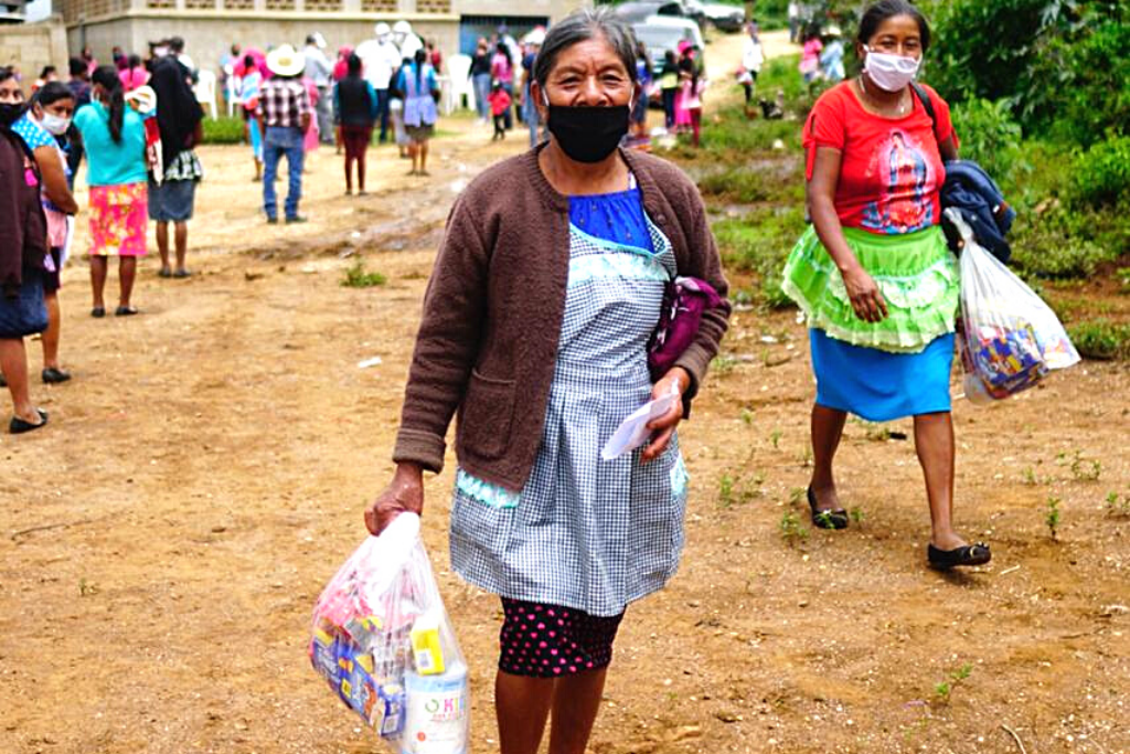 La entrega de alimentos beneficia a familias de escasos recursos en Jalapa.