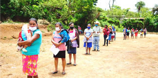 La entrega de alimentos beneficia a familias de escasos recursos en Jalapa.