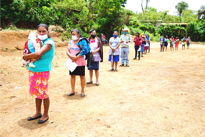 La entrega de alimentos beneficia a familias de escasos recursos en Jalapa.