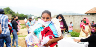 La entrega de alimentos beneficia a familias de escasos recursos en Jalapa.