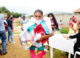 La entrega de alimentos beneficia a familias de escasos recursos en Jalapa.