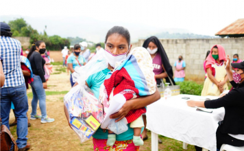 La entrega de alimentos beneficia a familias de escasos recursos en Jalapa.