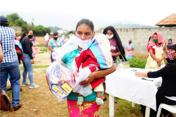 La entrega de alimentos beneficia a familias de escasos recursos en Jalapa.