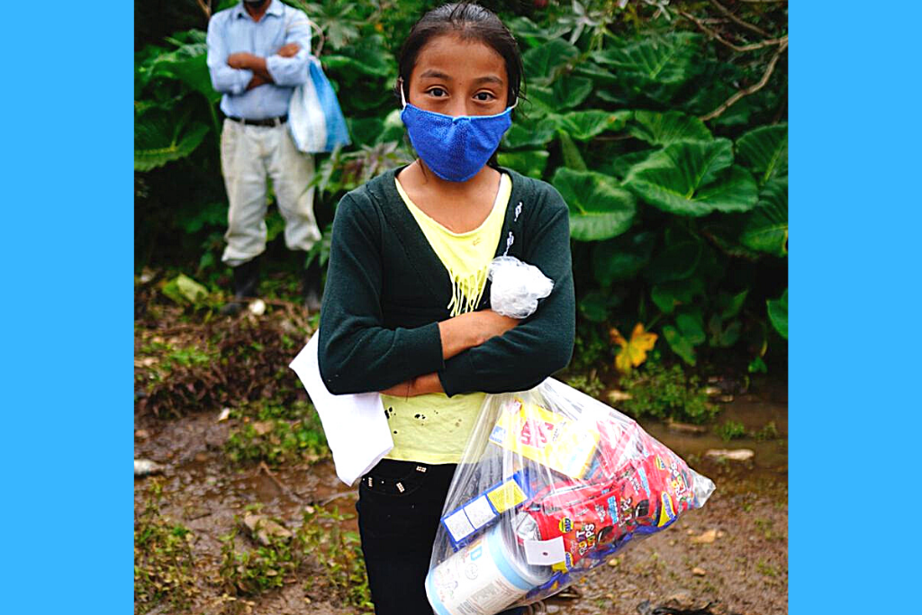 La entrega de alimentos beneficia a familias de escasos recursos en Jalapa.