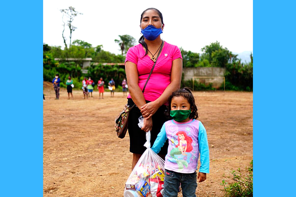 La entrega de alimentos beneficia a familias de escasos recursos en Jalapa.