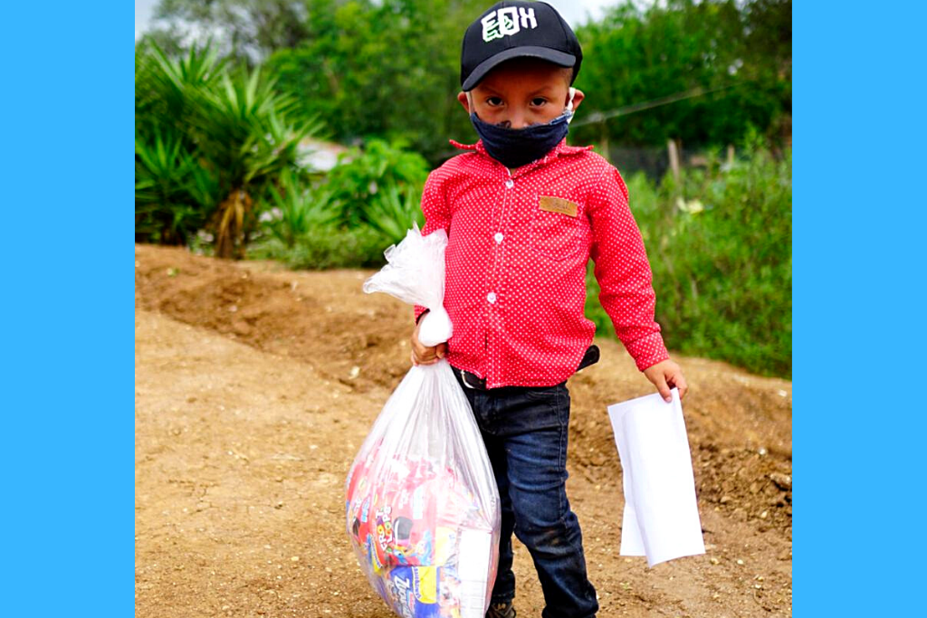 La entrega de alimentos beneficia a familias de escasos recursos en Jalapa.