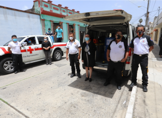 Representantes de la Dirección de Servicio Social entregan el donativo de cloro a Bomberos Voluntarios y Cruz Roja.