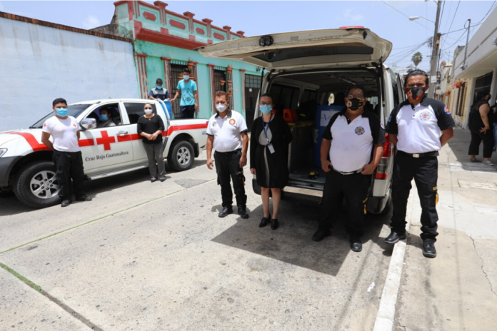 Representantes de la Dirección de Servicio Social entregan el donativo de cloro a Bomberos Voluntarios y Cruz Roja.