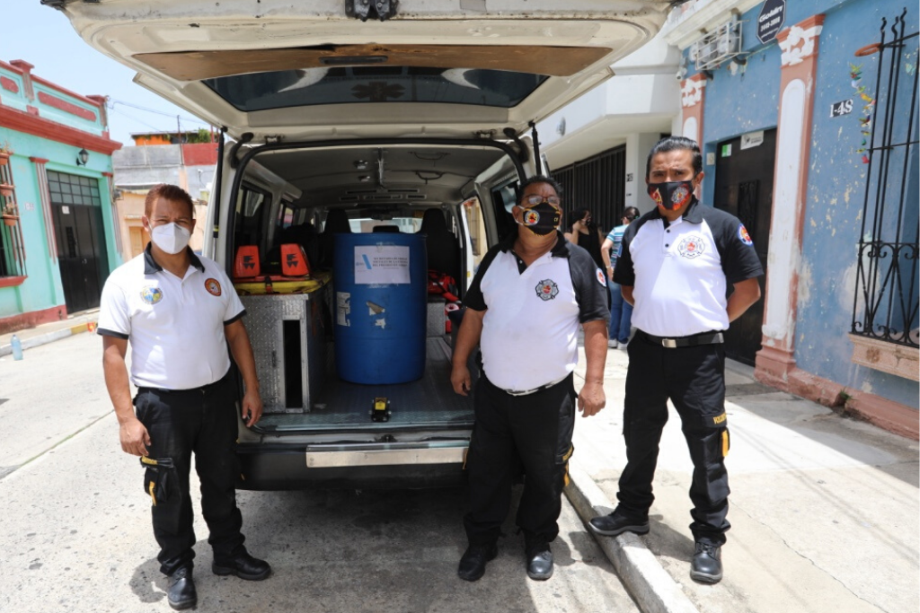 Miembros de los Bomberos Voluntarios (78 compañía) reciben el donativo de cloro.