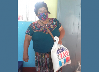 Entrega de alimentos a familias de Pachalum, Quiché.