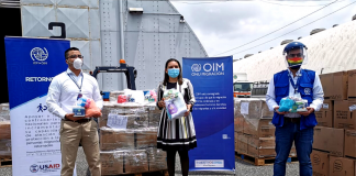 José Guillermo López (USAID), Gabriela Guzmán (SOSEP) y José Diego Cárdenas (OIM) durante la entrega del donativo.