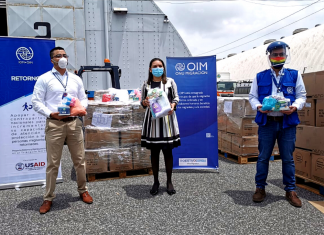 José Guillermo López (USAID), Gabriela Guzmán (SOSEP) y José Diego Cárdenas (OIM) durante la entrega del donativo.