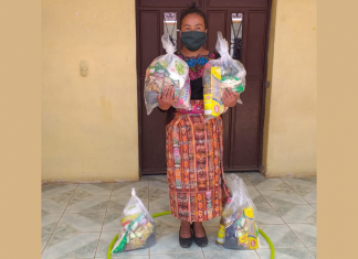Una madre recibe alimentos no perecederos, el 21 de mayo pasado, distribuidos por SOSEP para niños beneficiarios del programa Hogares Comunitarios.