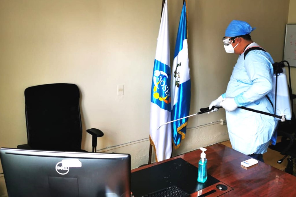 Personal de la Unidad de Gestión de Riesgos limpia y desinfecta las oficinas de SOSEP.