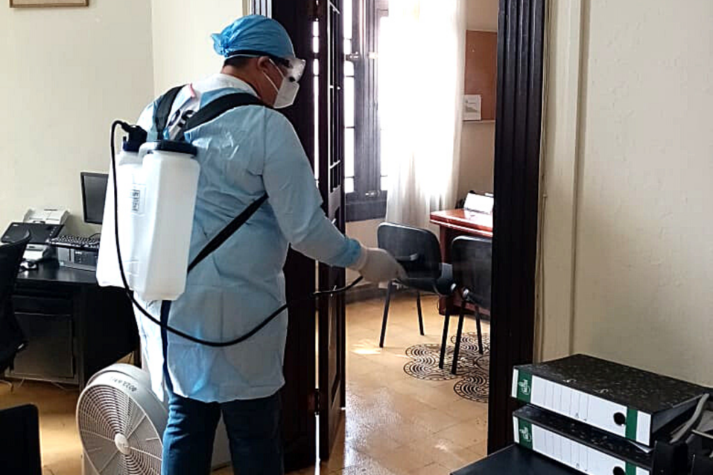 Personal de la Unidad de Gestión de Riesgos limpia y desinfecta las oficinas de SOSEP.
