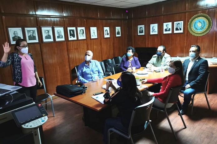 Mónica de Berreondo explica el estado y el tipo de atención de la Fundación Manos Amigas a la sectaria Thelma Portillo, al gobernador Waldemar Barillas y al diputado Guillermo Cifuentes.