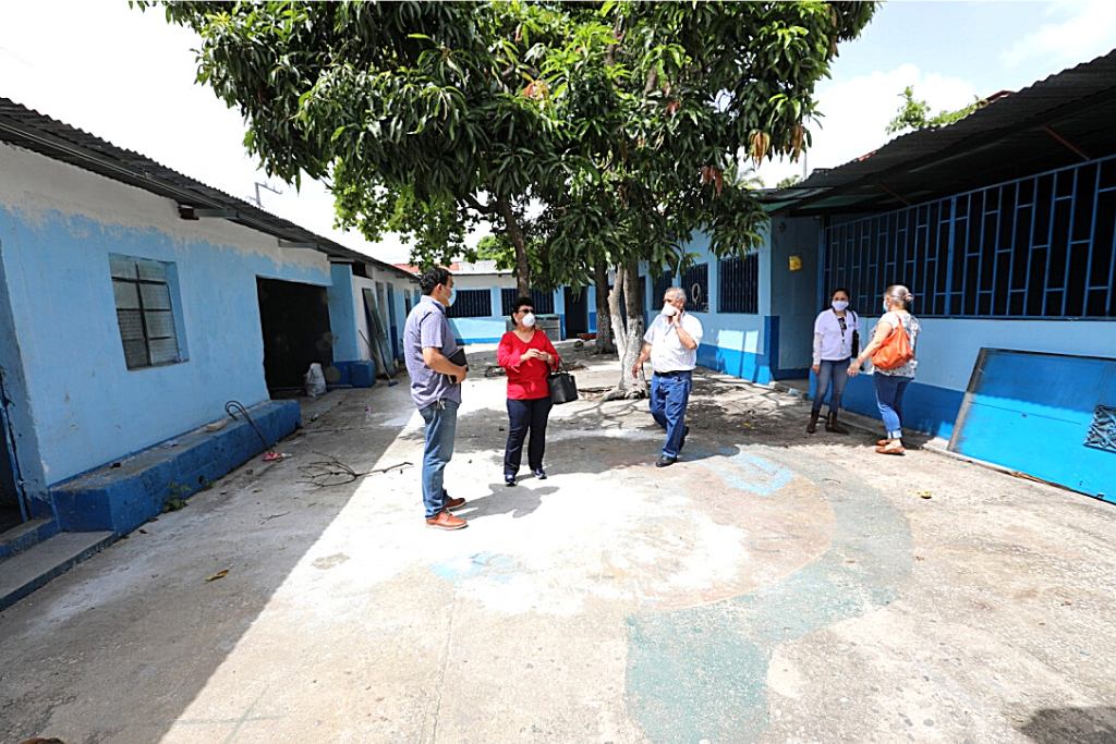 La seretaria Thelma Portillo supervisa el remozamiento a las instalaciones donde funcionará el centro del MAD y la sede departamental de SOSEP.