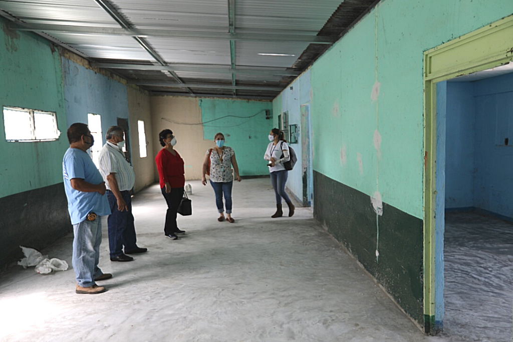 La seretaria Thelma Portillo supervisa el remozamiento a las instalaciones donde funcionará el centro del MAD y la sede departamental de SOSEP.