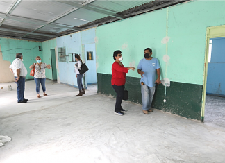 La seretaria Thelma Portillo supervisa el remozamiento a las instalaciones donde funcionará el centro del MAD y la sede departamental de SOSEP.