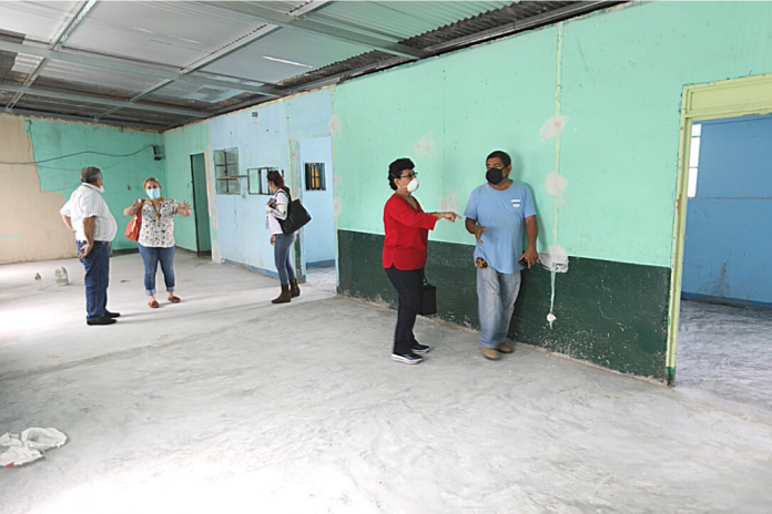 La seretaria Thelma Portillo supervisa el remozamiento a las instalaciones donde funcionará el centro del MAD y la sede departamental de SOSEP.