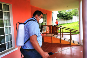 Personal de Riesgos limpia y desinfecta el centro de atención permanente den Santiago Sacatepéquez.