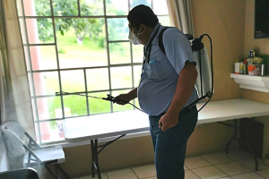 Personal de Riesgos limpia y desinfecta el centro de atención permanente den Santiago Sacatepéquez.