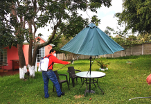 Personal de Riesgos limpia y desinfecta el centro de atención permanente den Santiago Sacatepéquez.