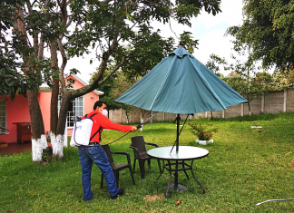 Personal de Riesgos limpia y desinfecta el centro de atención permanente den Santiago Sacatepéquez.