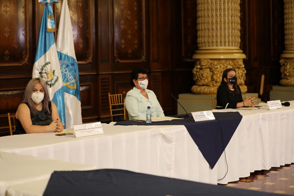 Mercedes Berdúo, directora de Mis Años Dorados; Thelma Portillo, secretaria de SOSEP y Gabriela Guzmán, subsecretaria.