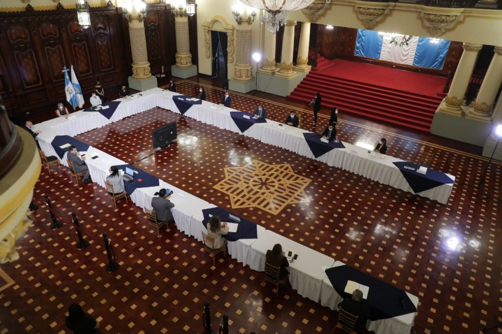 Miembros del Comité Nacional de Protección a la Vejez (CONAPROV) durante la primera reunión extraordinaria.