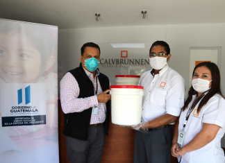 Hugo Mellado, encargado de donaciones de SOSEP, Luis Coroy y Angie Muñoz de la empresa Calvbrunnen.
