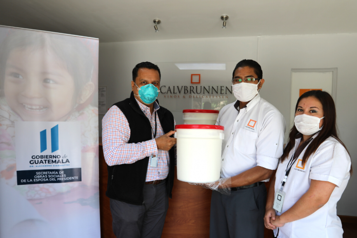 Hugo Mellado, encargado de donaciones de SOSEP, Luis Coroy y Angie Muñoz de la empresa Calvbrunnen.