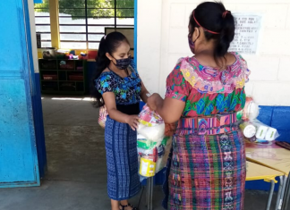 El Programa Hogares Comunitarios realiza entrega de alimentos a madres y padres de niños beneficiarios.