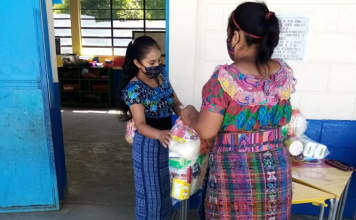 El Programa Hogares Comunitarios realiza entrega de alimentos a madres y padres de niños beneficiarios.