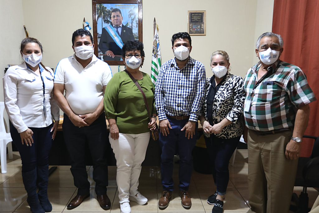 Bivi Azurdia, asistente del despacho de SOSEP; Saúl López Escalante, alcalde de Monjas; Thelma Portillo, secretaria de SOSEP; Jorge Cortez, gobernador de Jalapa; y Petronilo Velásquez, asesor del despacho de SOSEP.