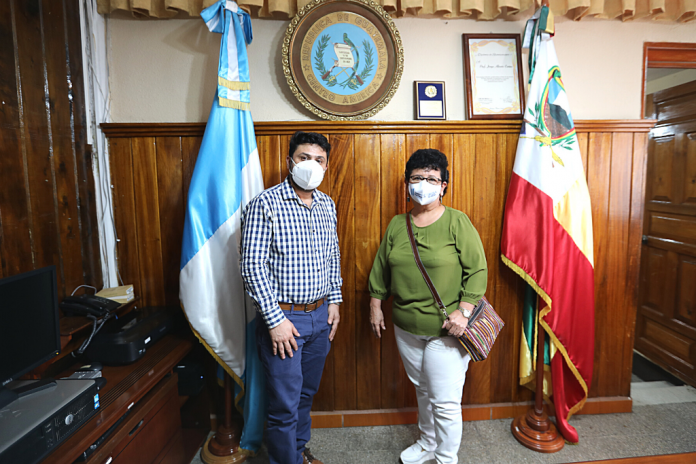 Jorge Cortez, gobernador de Jalapa, y Thelma Portillo, secretaria de SOSEP.