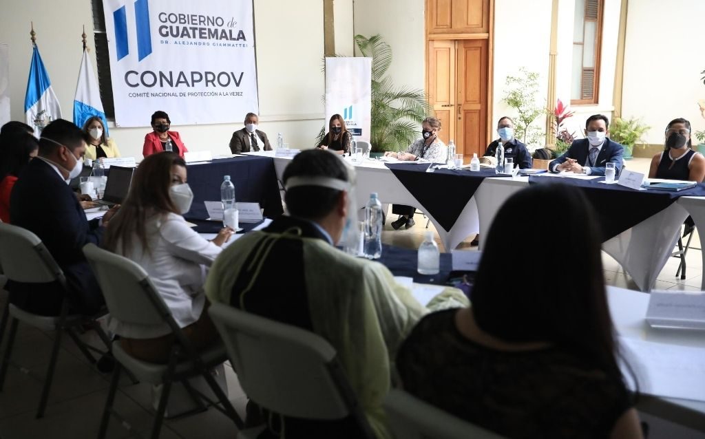 Integrantes del Comité Nacional de Protección a la Vejez (CONAPROV) participaron en la segunda reunión ordinaria en la que aprobaron la instalación de cuatro mesas técnicas, las cuales deberán trabajar en acciones de apoyo a la persona adulta mayor.